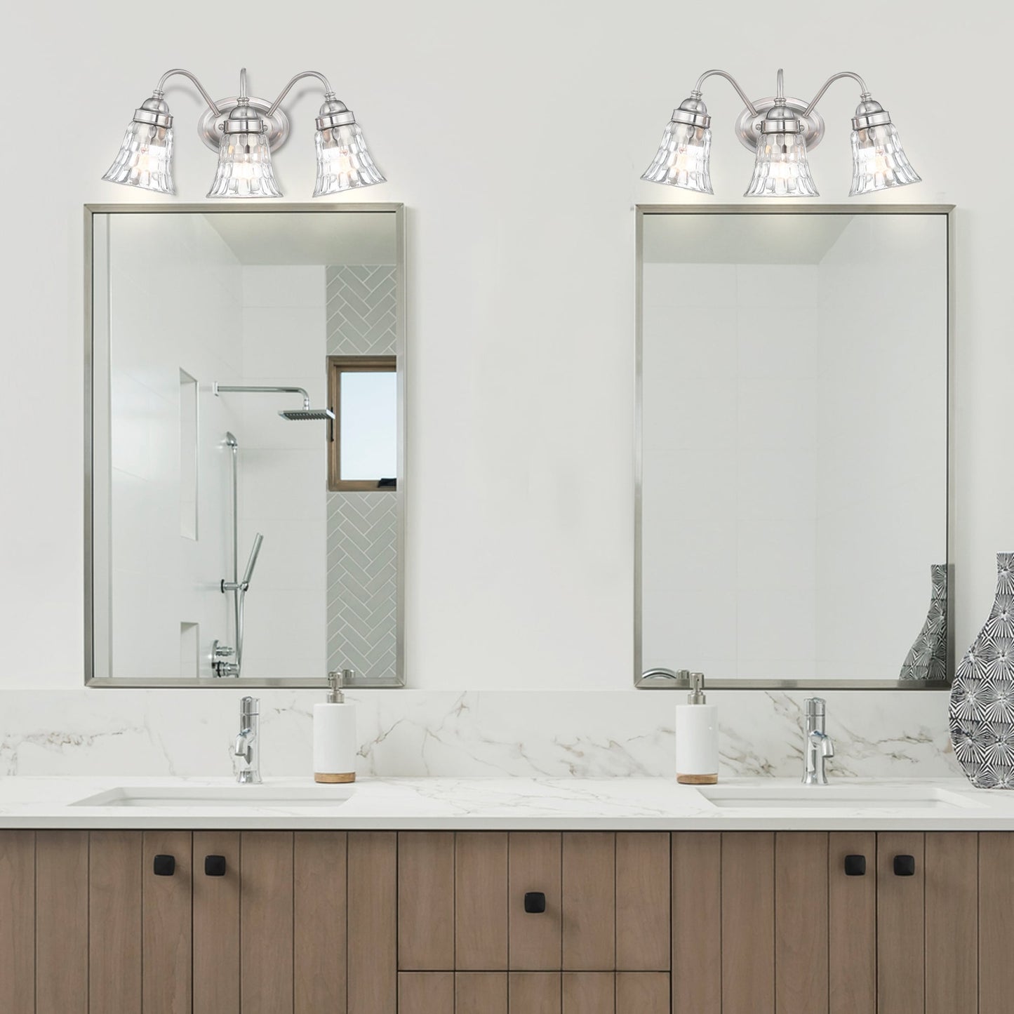 Applique de salle de bain à 3 lumières en nickel brossé au-dessus des miroirs avec abat-jour en verre trompette