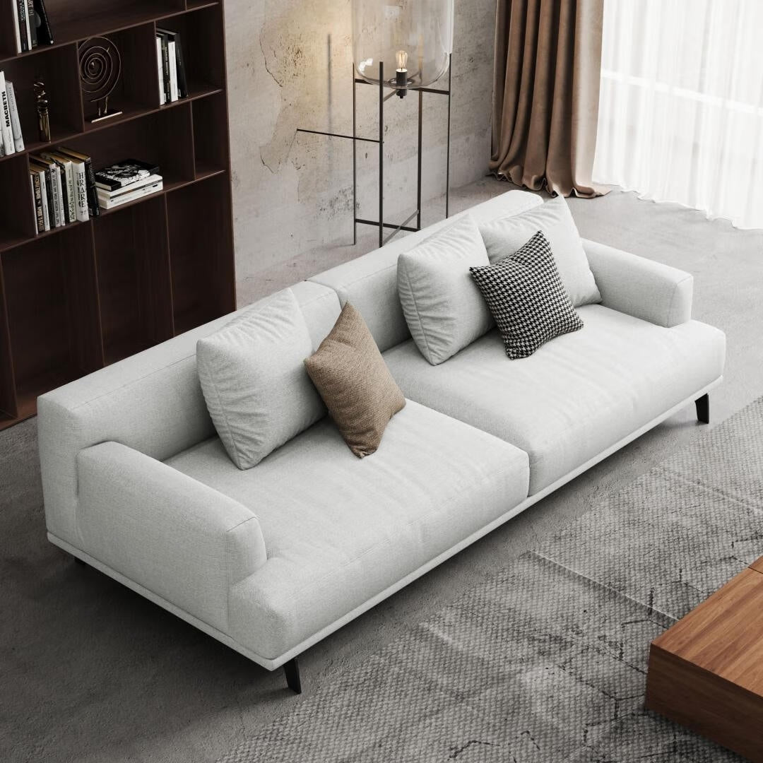 Canapé droit en tissu beige avec accoudoirs carrés