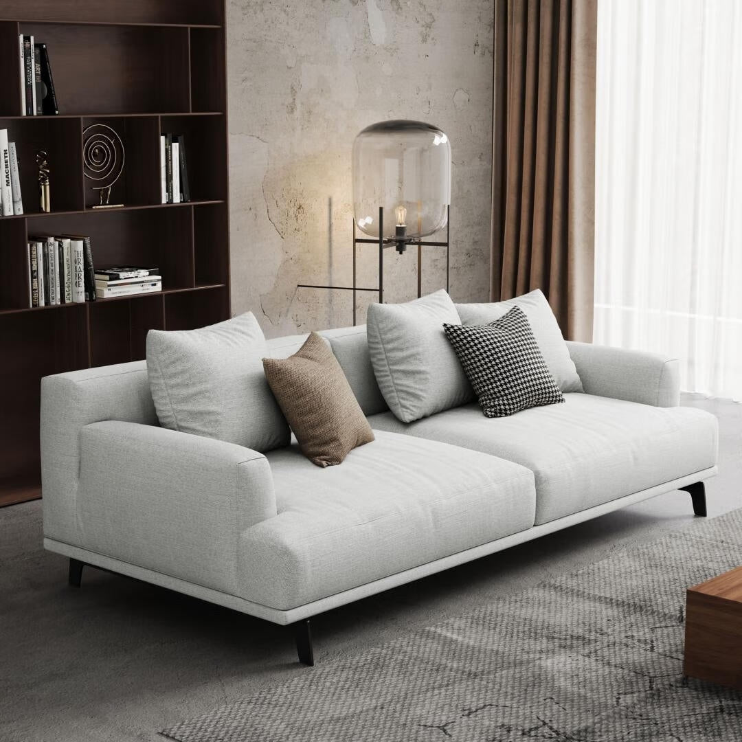 Canapé droit en tissu beige avec accoudoirs carrés