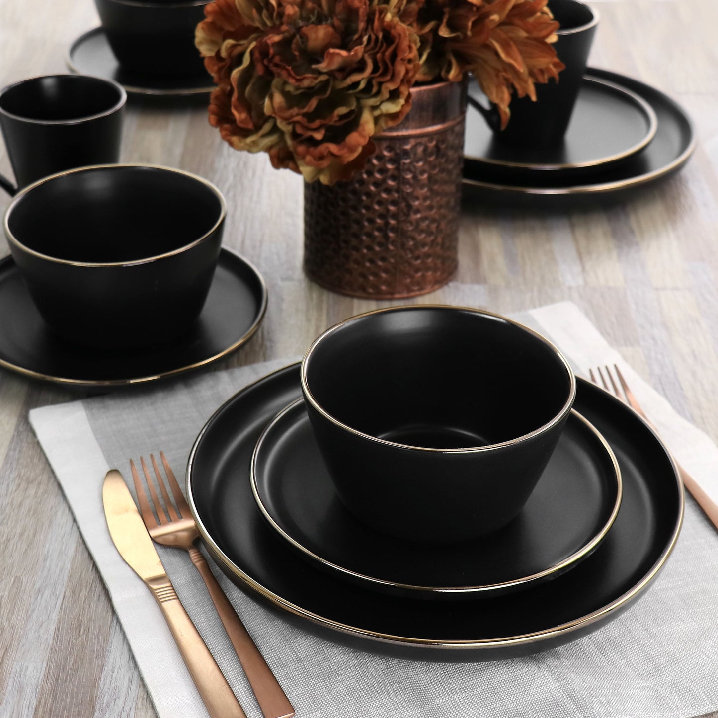 Service de table 16 pièces en grès noir avec bordure dorée