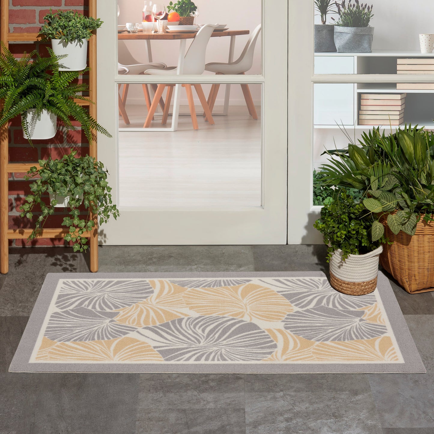 Tapis d'intérieur/extérieur moderne botanique Waverly Sun N' Shade