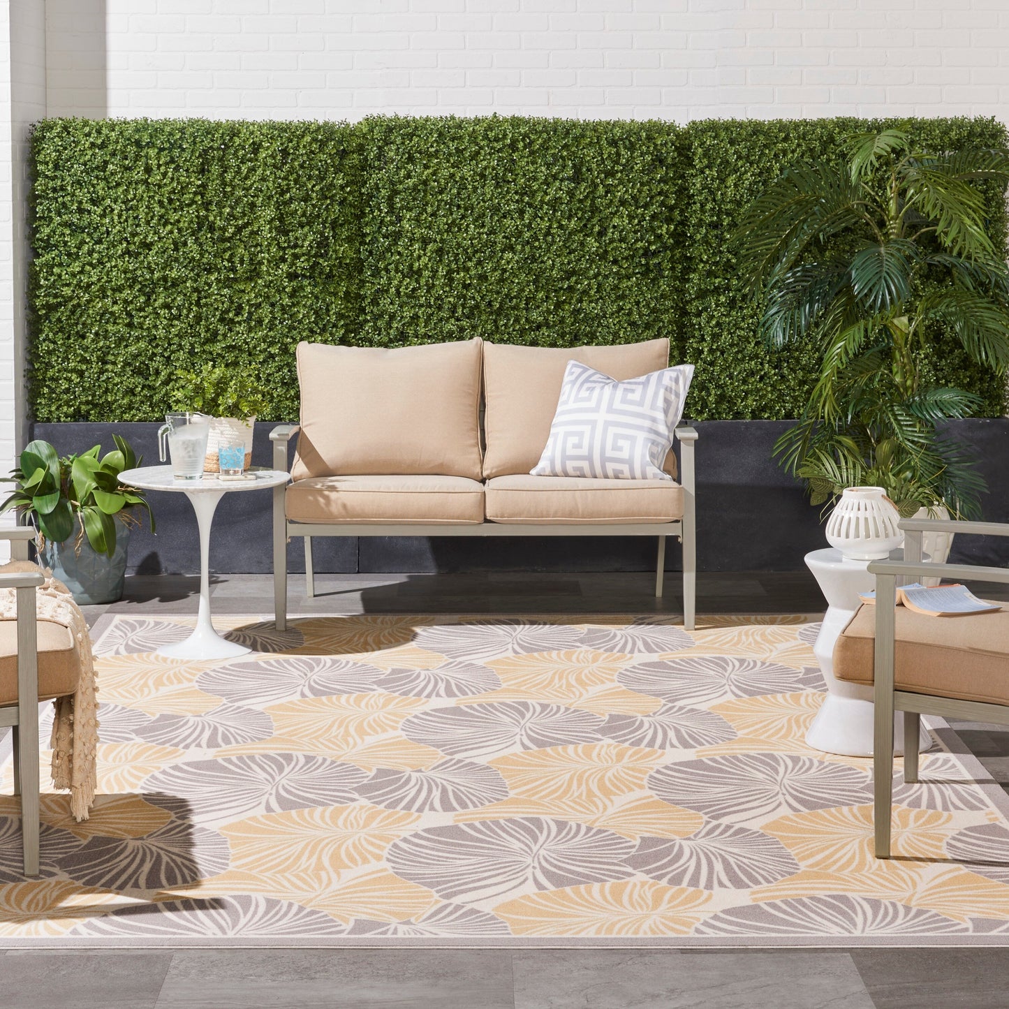 Tapis d'intérieur/extérieur moderne botanique Waverly Sun N' Shade