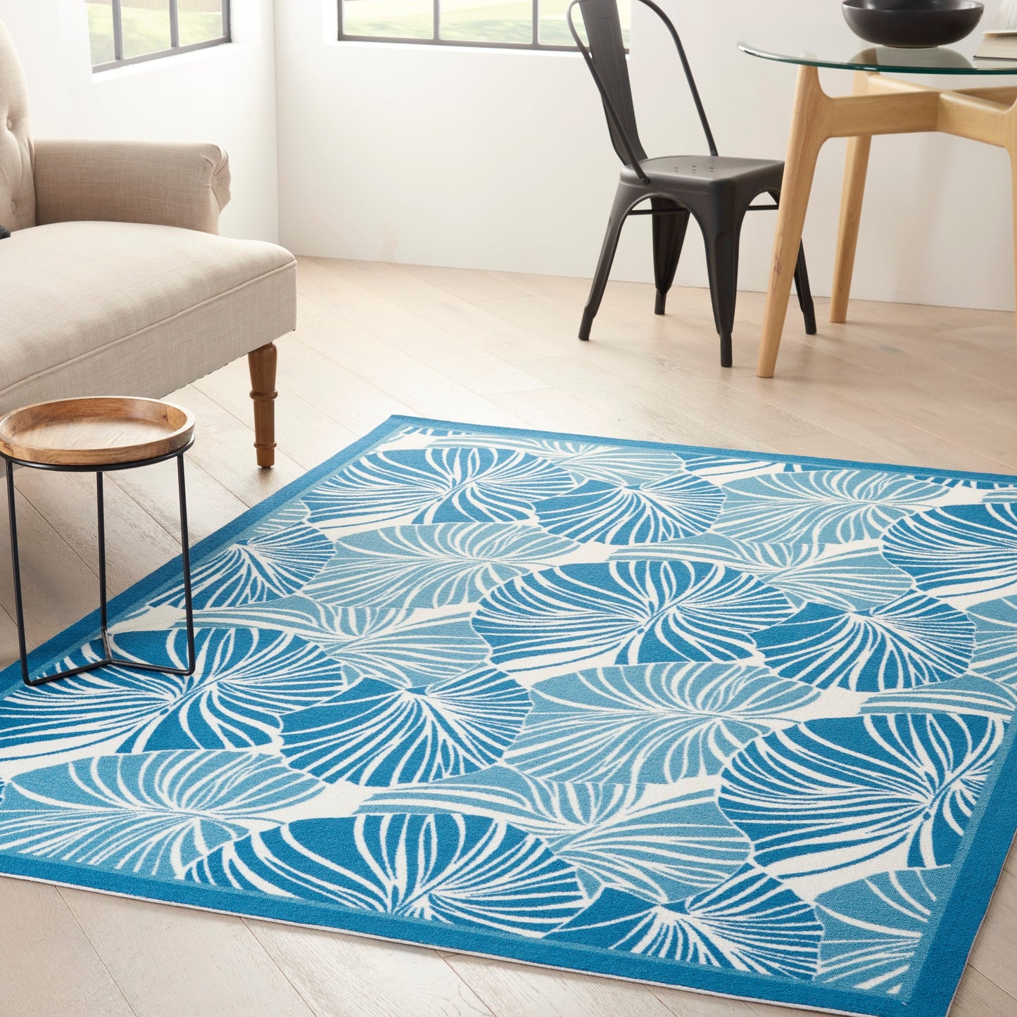 Tapis d'intérieur/extérieur moderne botanique Waverly Sun N' Shade