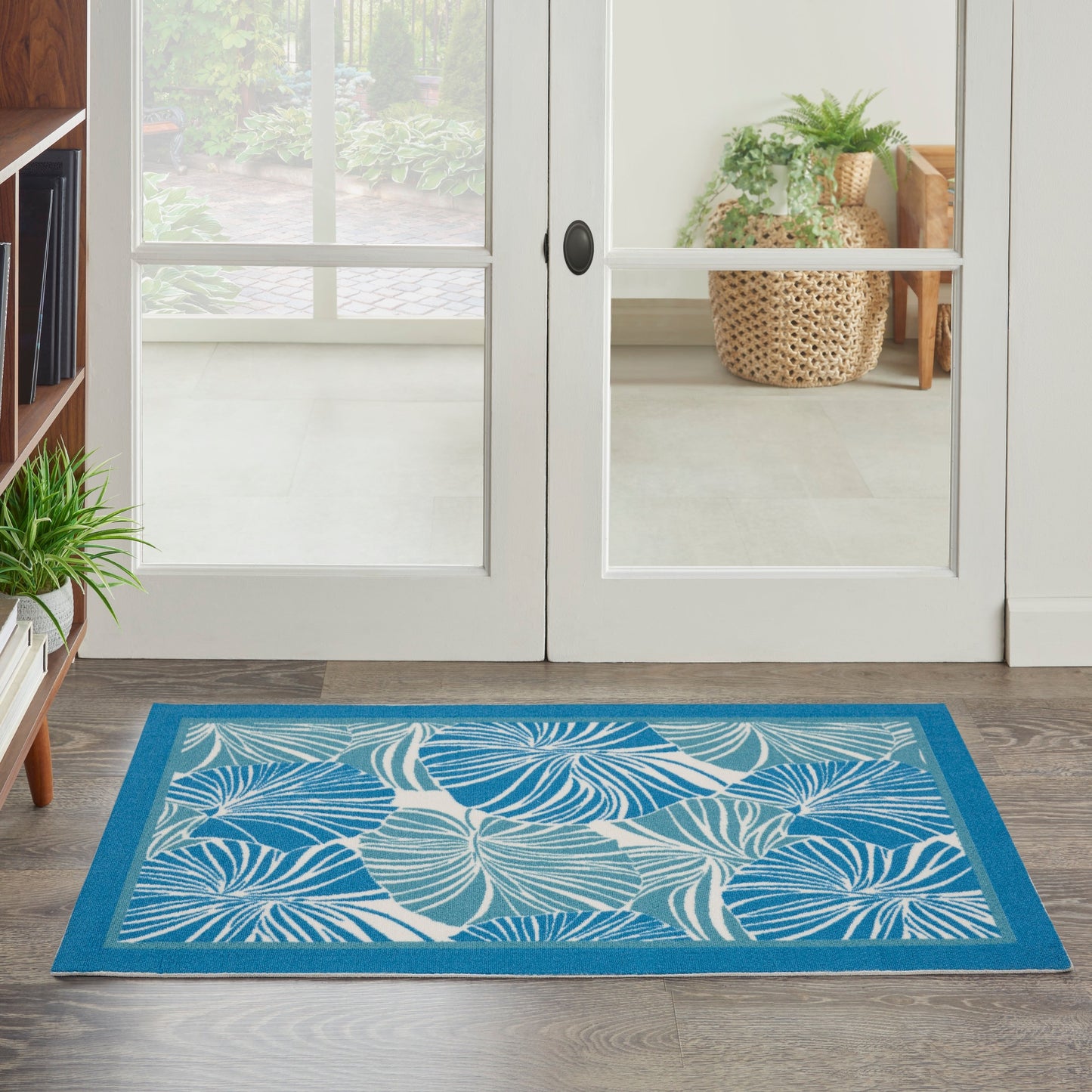 Tapis d'intérieur/extérieur moderne botanique Waverly Sun N' Shade