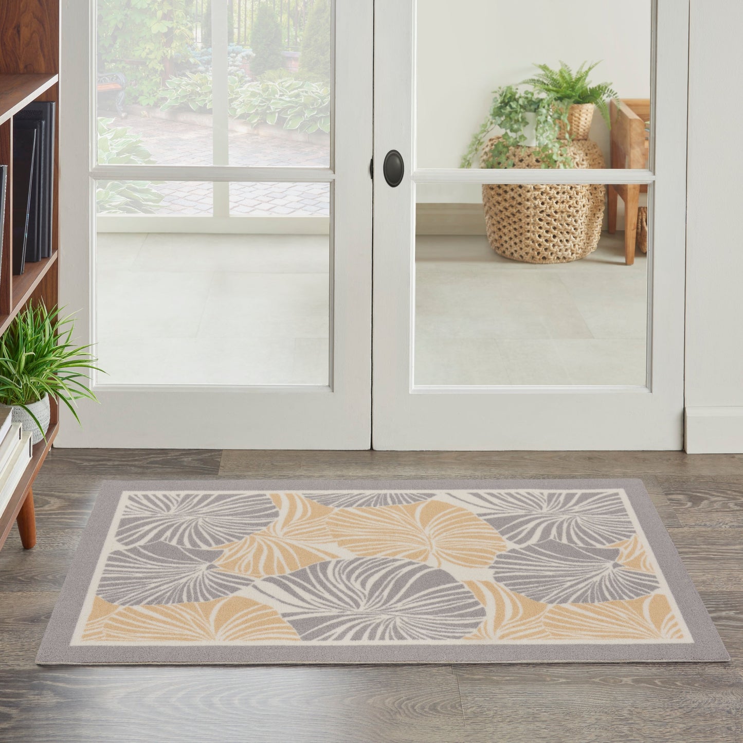 Tapis d'intérieur/extérieur moderne botanique Waverly Sun N' Shade