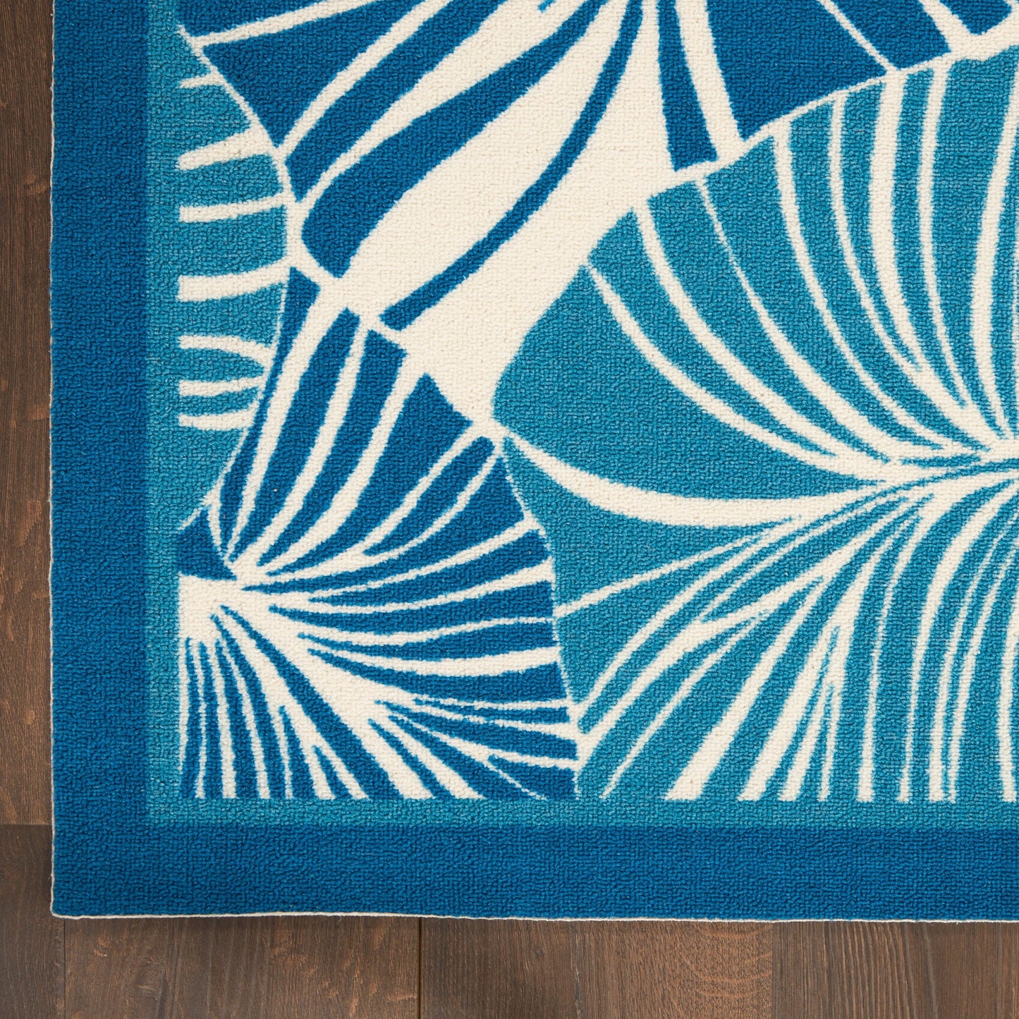 Tapis d'intérieur/extérieur moderne botanique Waverly Sun N' Shade