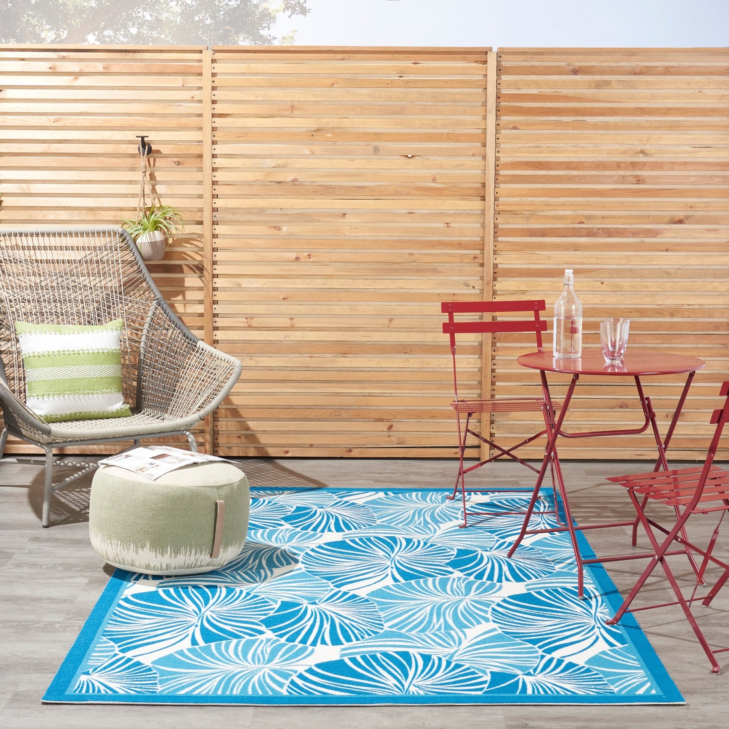 Tapis d'intérieur/extérieur moderne botanique Waverly Sun N' Shade