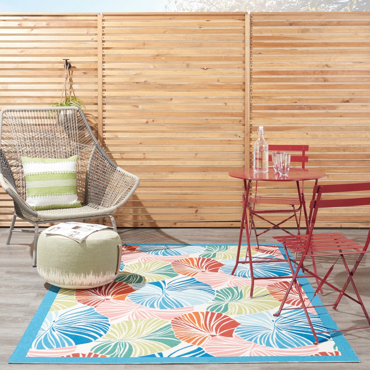 Tapis d'intérieur/extérieur moderne botanique Waverly Sun N' Shade