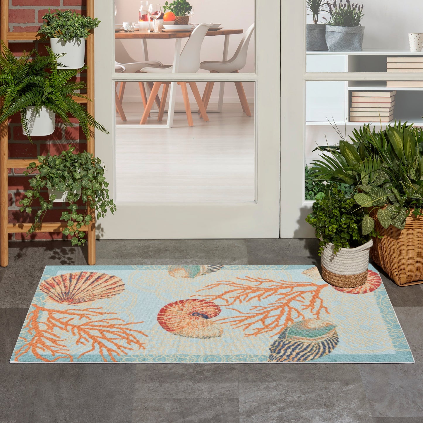 Tapis d'intérieur et d'extérieur Waverly Sun & Shade Shore Thing à motif de coquillages tropicaux et floraux