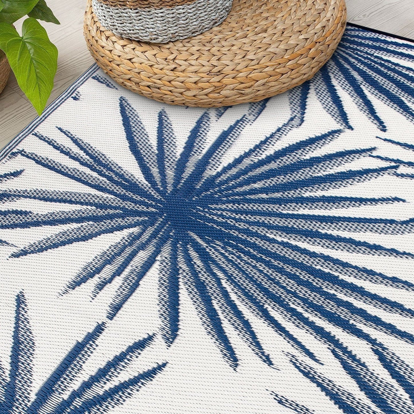 Tapis d'extérieur réversibles en plastique recyclé à motifs floraux tropicaux de la World Rug Gallery