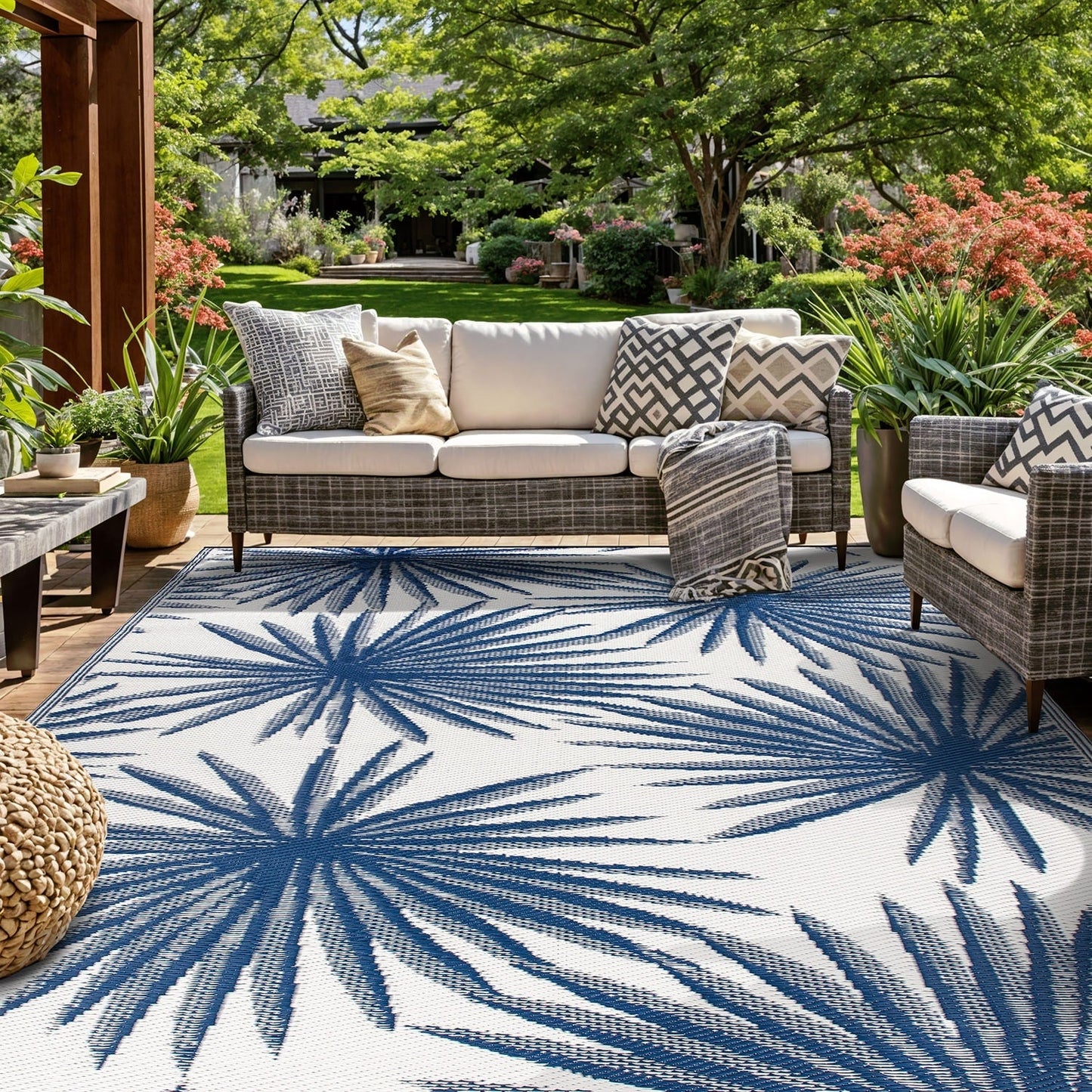 Tapis d'extérieur réversibles en plastique recyclé à motifs floraux tropicaux de la World Rug Gallery