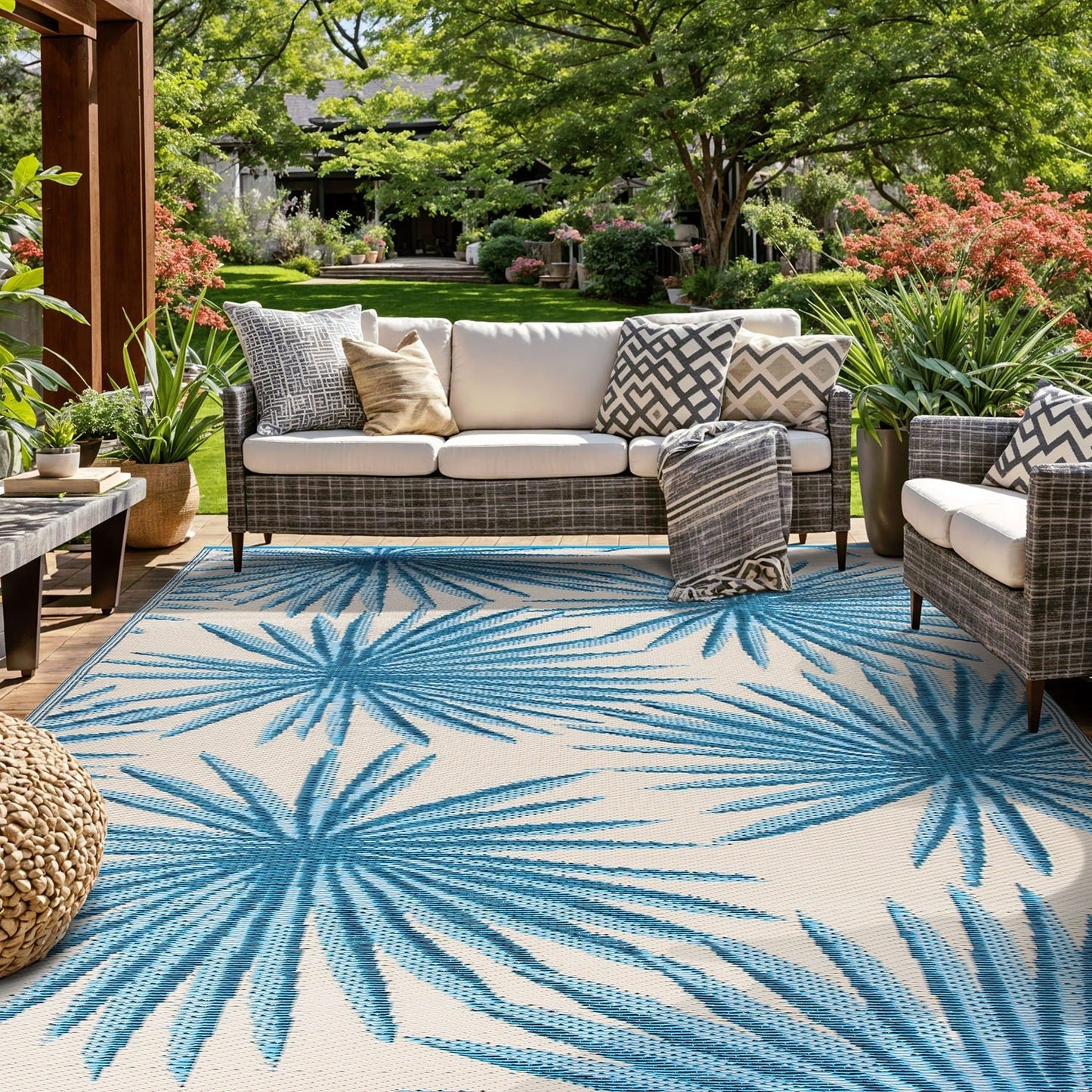 Tapis d'extérieur réversibles en plastique recyclé à motifs floraux tropicaux de la World Rug Gallery