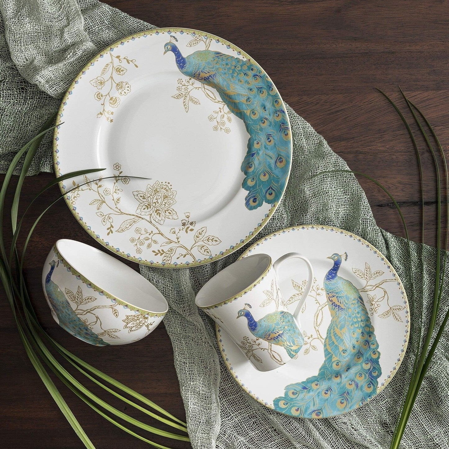 Service de table 16 pièces en porcelaine 222 Fifth Peacock Garden avec assiettes rondes, bols et tasses, blanc