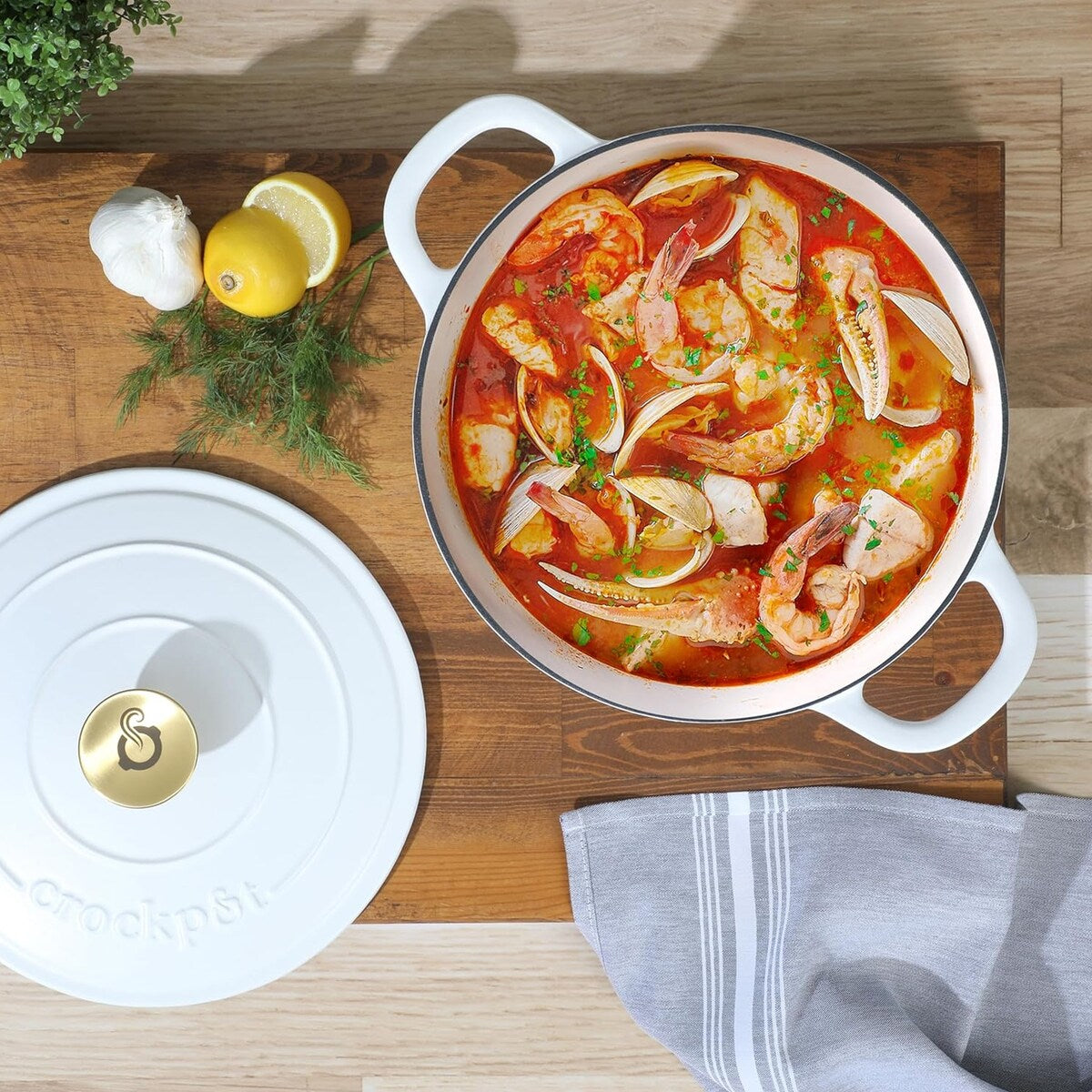 Cocotte ronde en fonte émaillée de 5 litres avec couvercle en lin