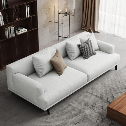 Canapé droit en tissu beige avec accoudoirs carrés