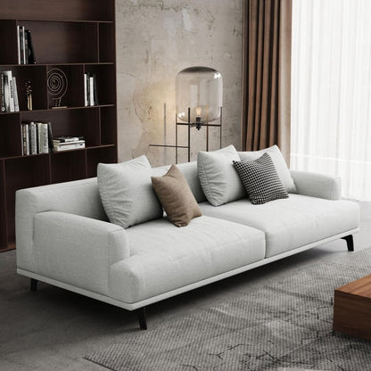 Canapé droit en tissu beige avec accoudoirs carrés