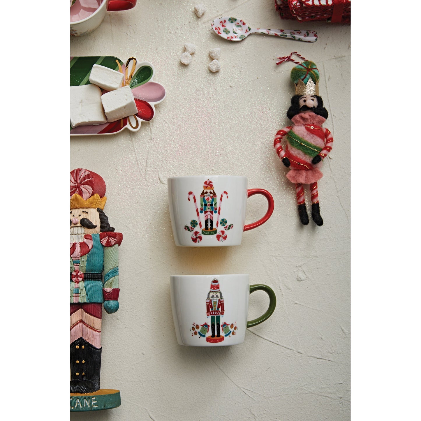 Tasse en grès avec Casse-Noisette