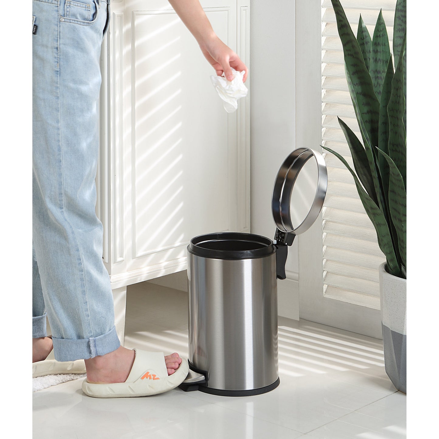 Poubelle ronde SunnyPoint de 4,5 litres / 1,2 gallon avec seau intérieur en plastique ; salle de bain, bureau et chambre à coucher, accès facile et fermeture lente