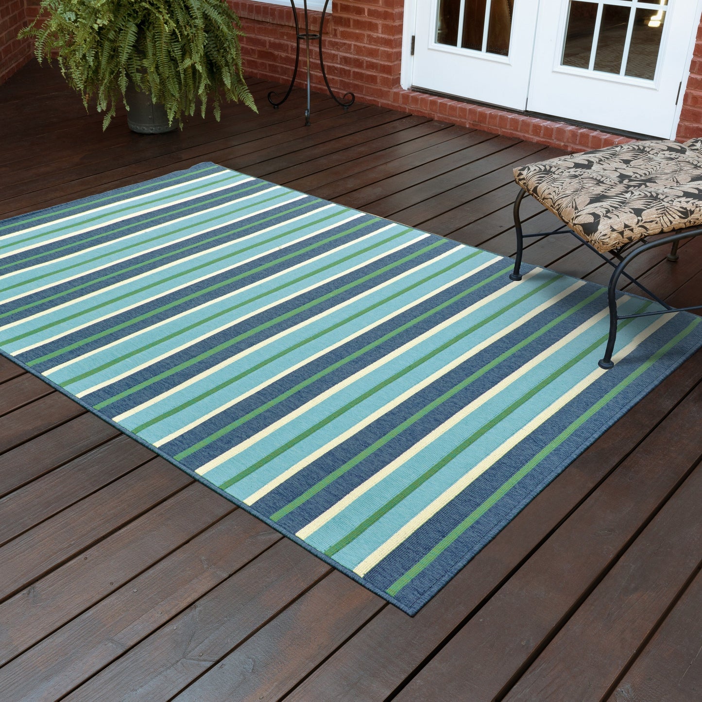 Tapis d'intérieur/extérieur à rayures bleues Vista Home Mackinac.