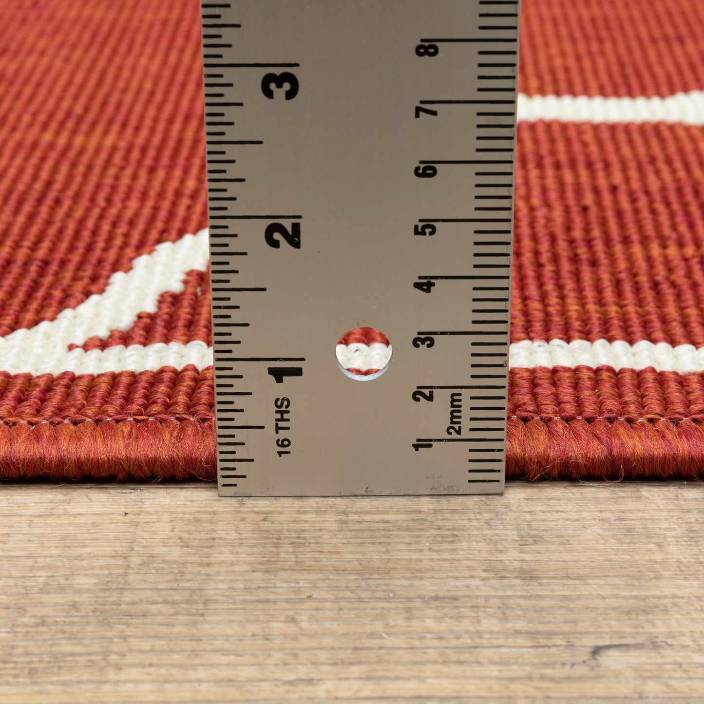 Tapis d'intérieur/extérieur en treillis blanc cassé/rouge brique Vista Home Martinique.