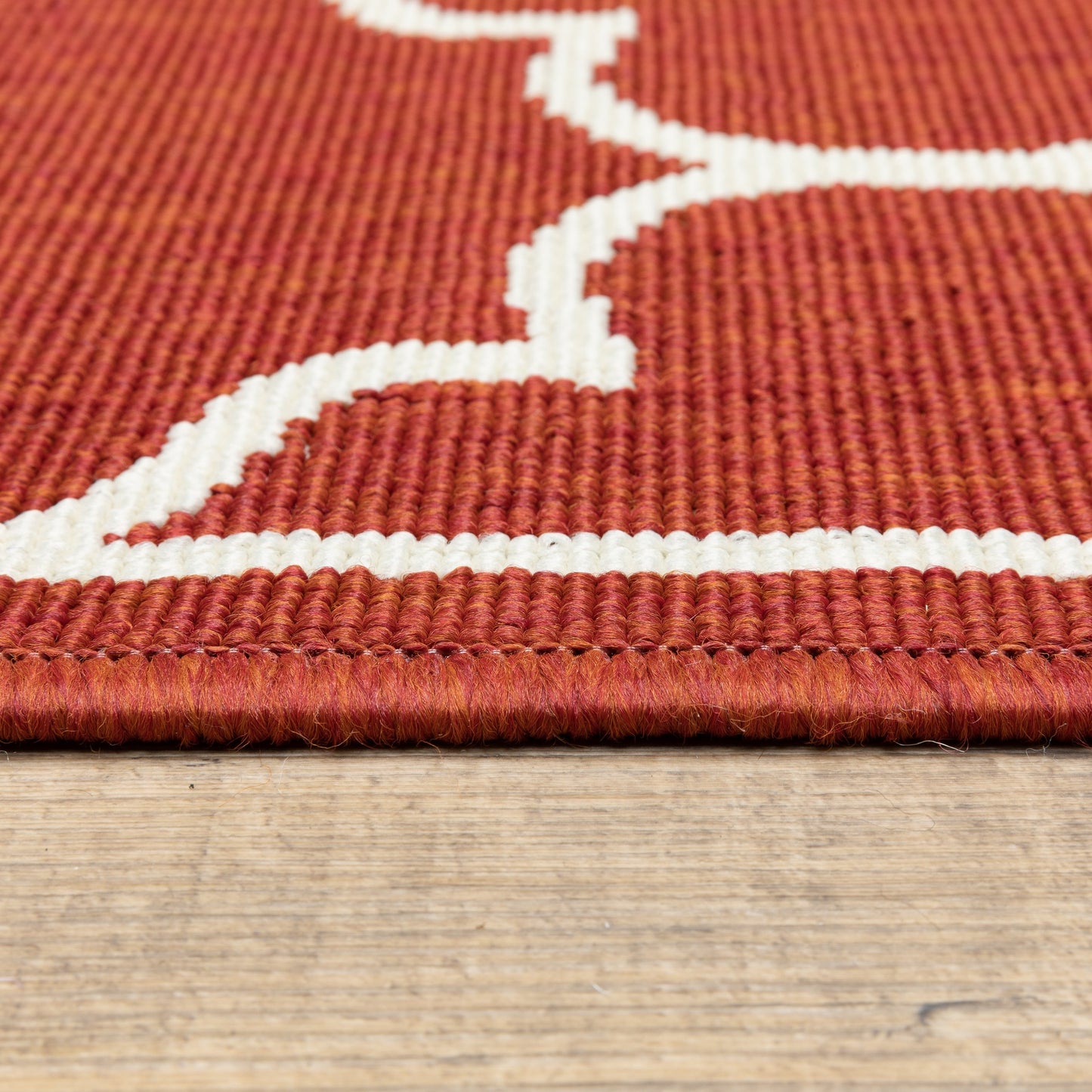Tapis d'intérieur/extérieur en treillis blanc cassé/rouge brique Vista Home Martinique.