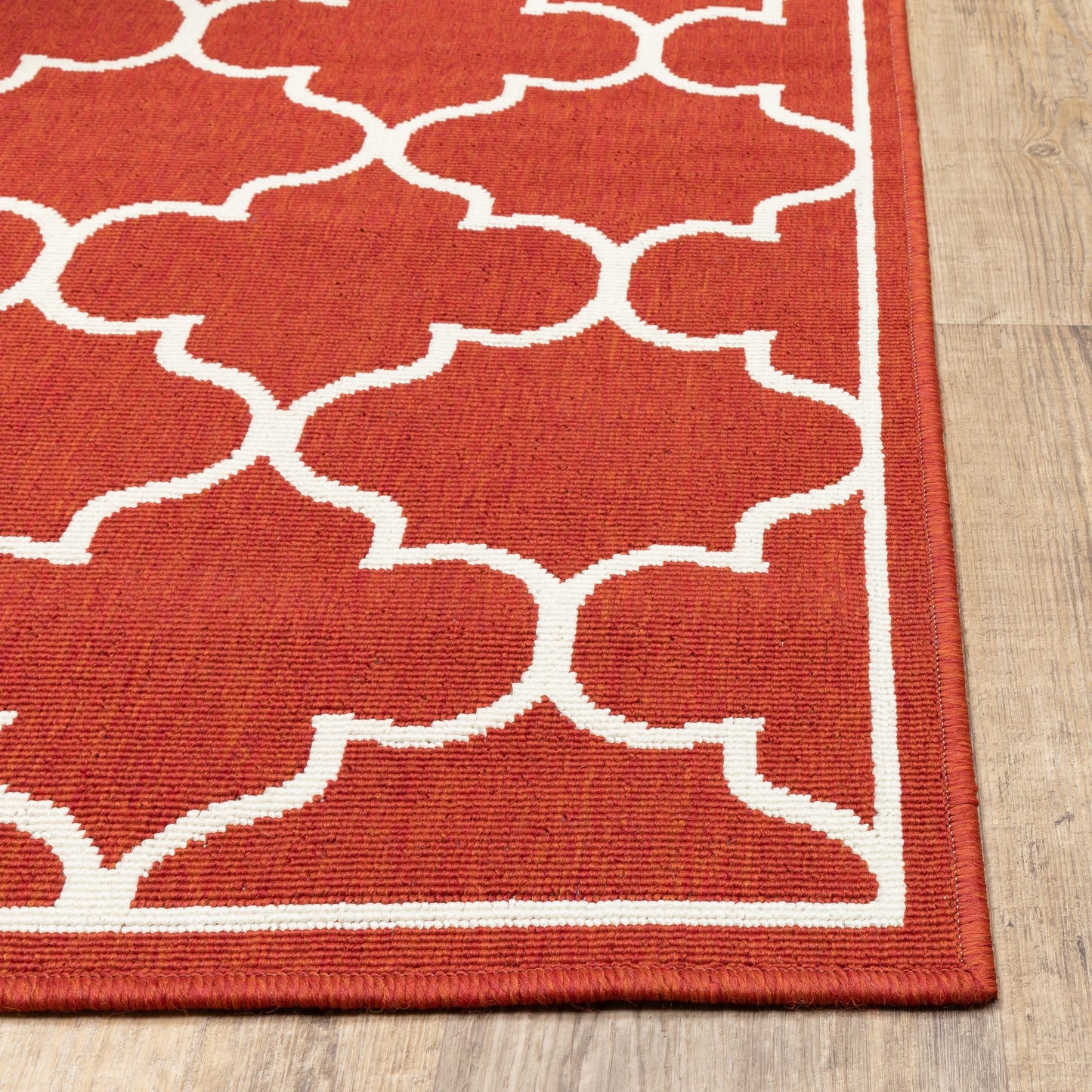 Tapis d'intérieur/extérieur en treillis blanc cassé/rouge brique Vista Home Martinique.