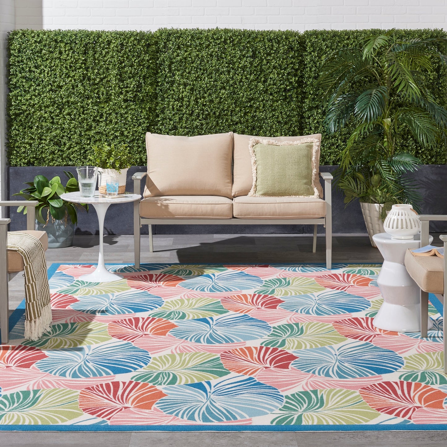 Tapis d'intérieur/extérieur moderne botanique Waverly Sun N' Shade