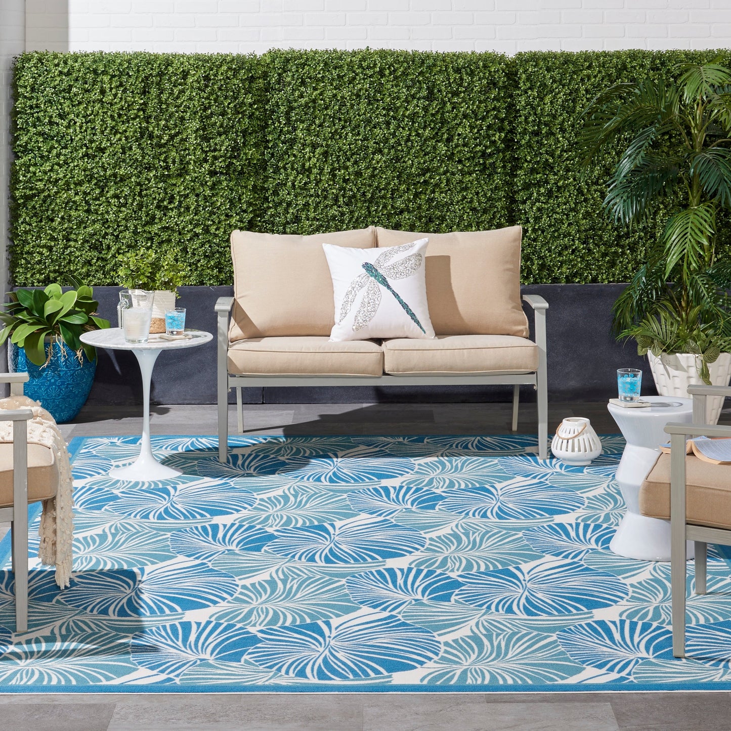Tapis d'intérieur/extérieur moderne botanique Waverly Sun N' Shade