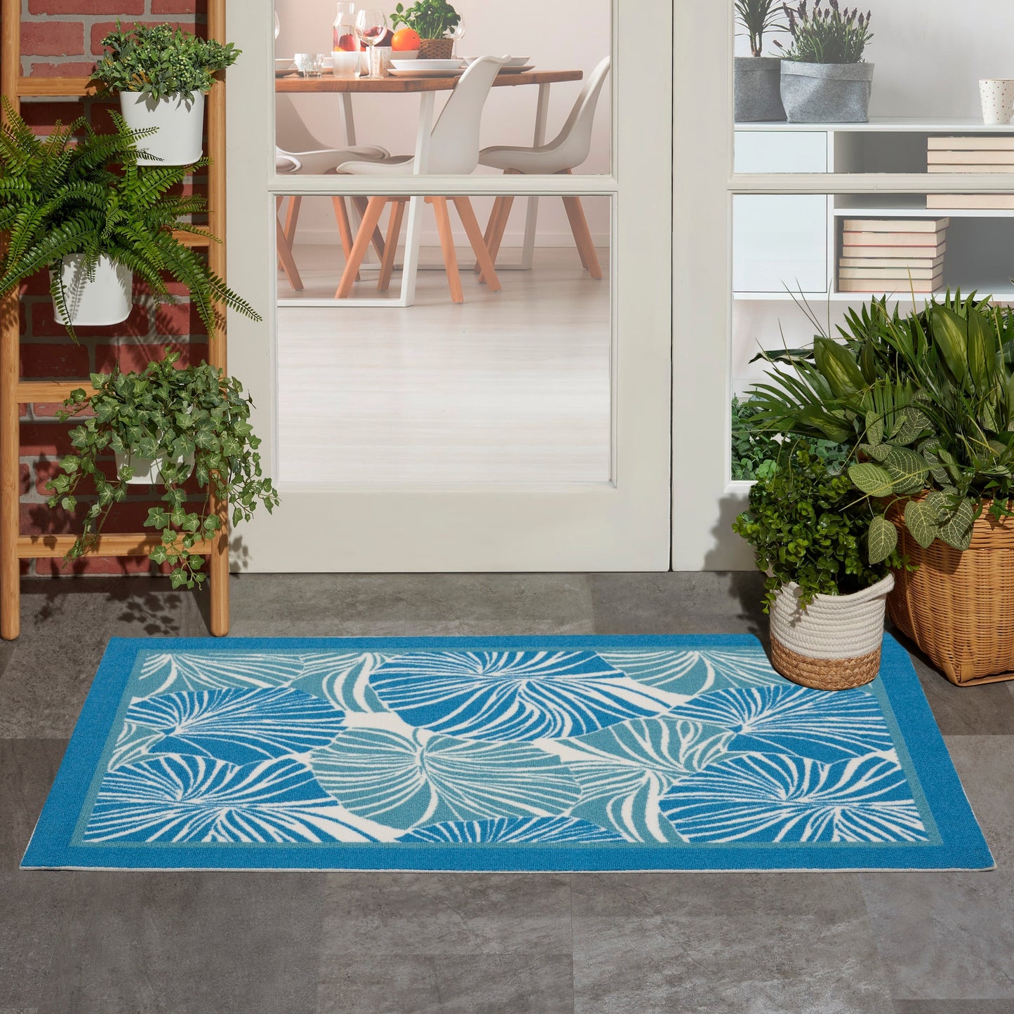 Tapis d'intérieur/extérieur moderne botanique Waverly Sun N' Shade