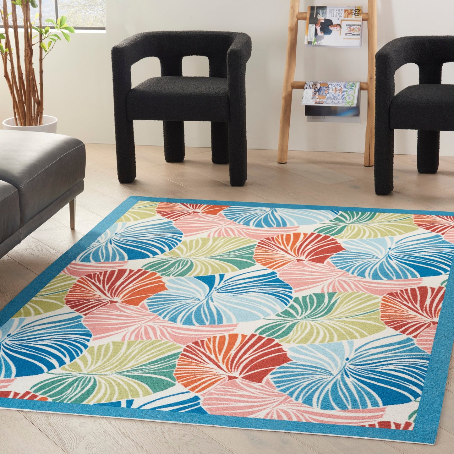 Tapis d'intérieur/extérieur moderne botanique Waverly Sun N' Shade