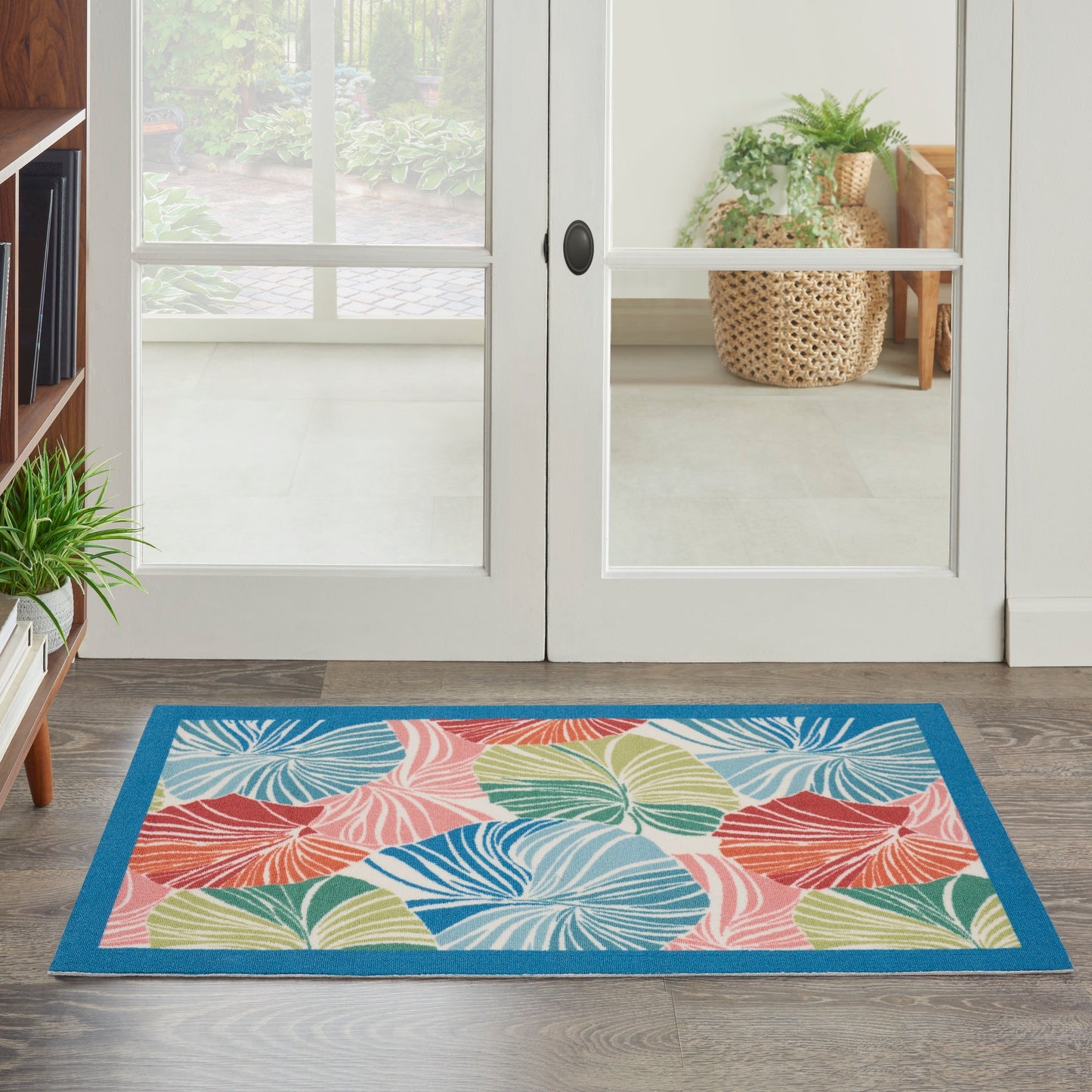 Tapis d'intérieur/extérieur moderne botanique Waverly Sun N' Shade