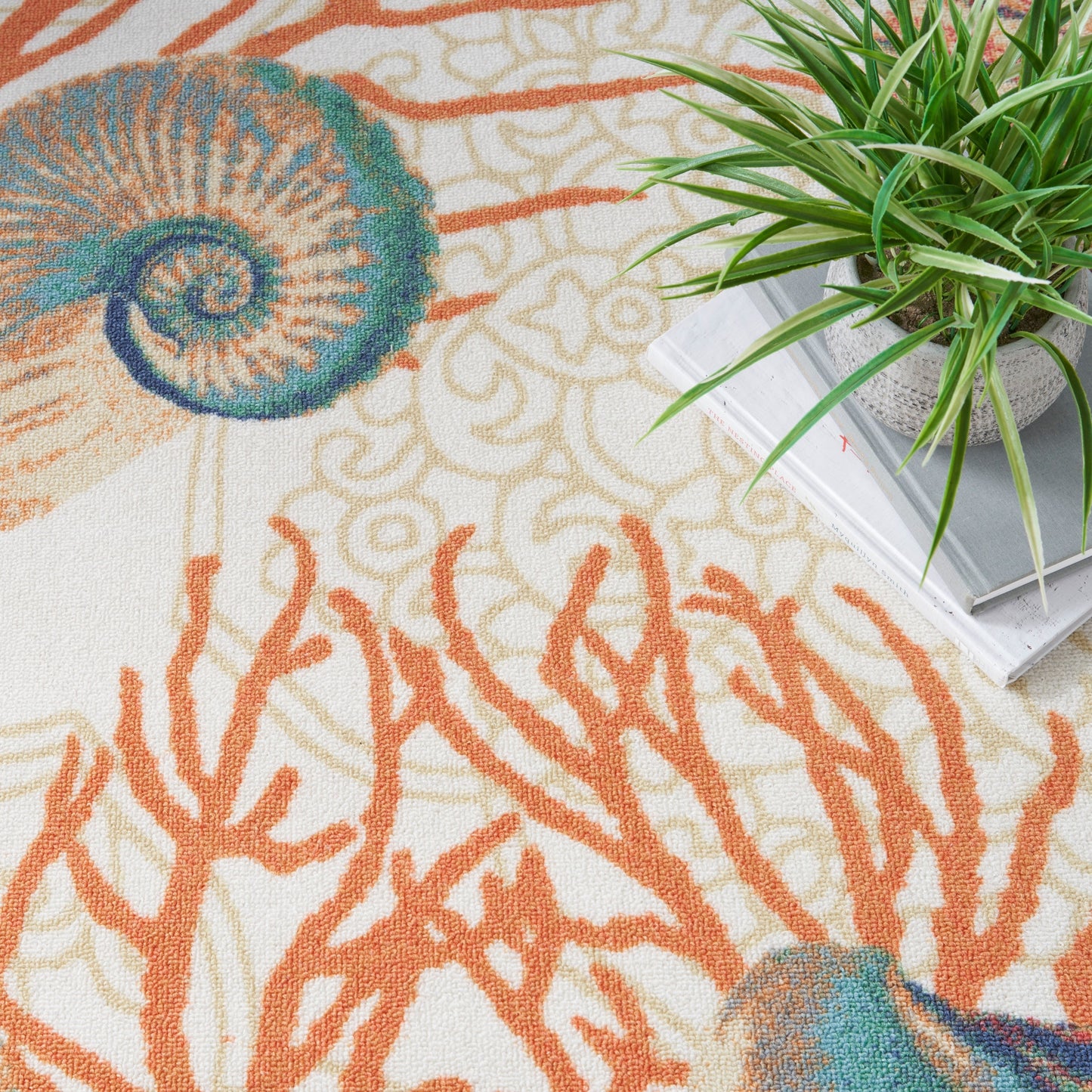 Tapis d'intérieur et d'extérieur Waverly Sun &amp; Shade Shore Thing à motif de coquillages tropicaux et floraux