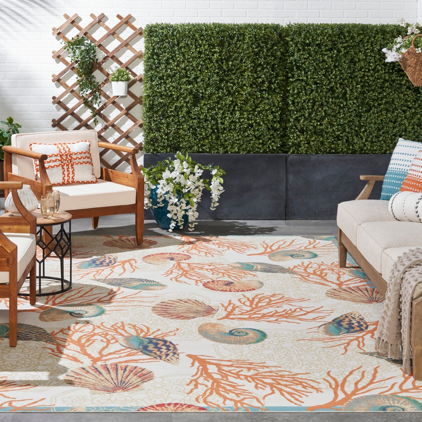 Tapis d'intérieur et d'extérieur Waverly Sun &amp; Shade Shore Thing à motif de coquillages tropicaux et floraux