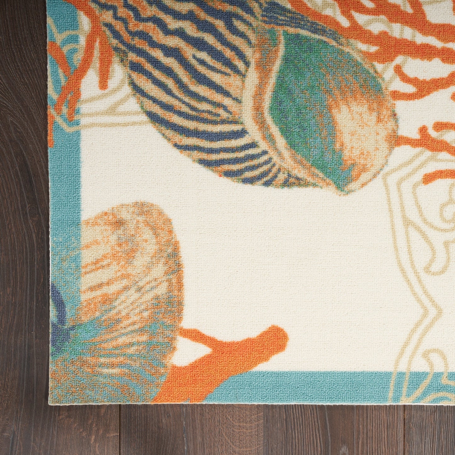 Tapis d'intérieur et d'extérieur Waverly Sun &amp; Shade Shore Thing à motif de coquillages tropicaux et floraux