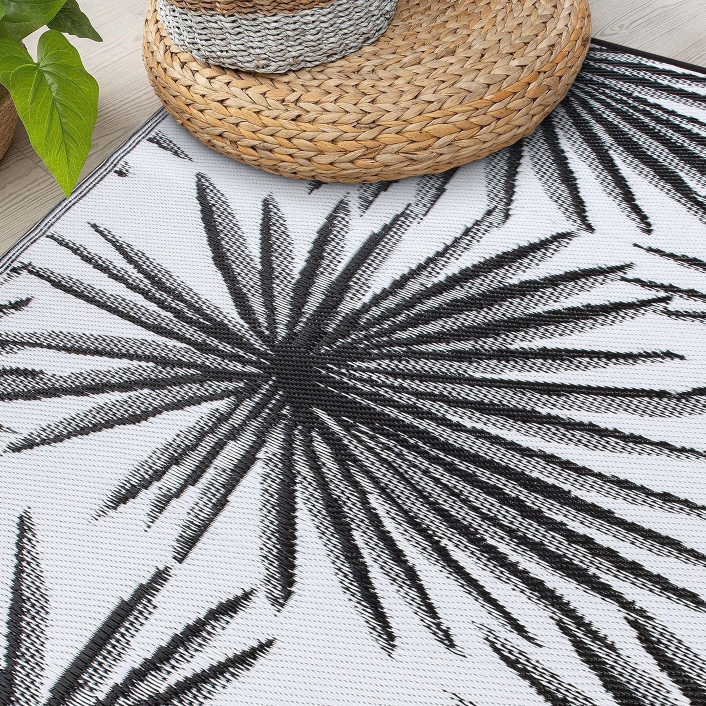 Tapis d'extérieur réversibles en plastique recyclé à motifs floraux tropicaux de la World Rug Gallery
