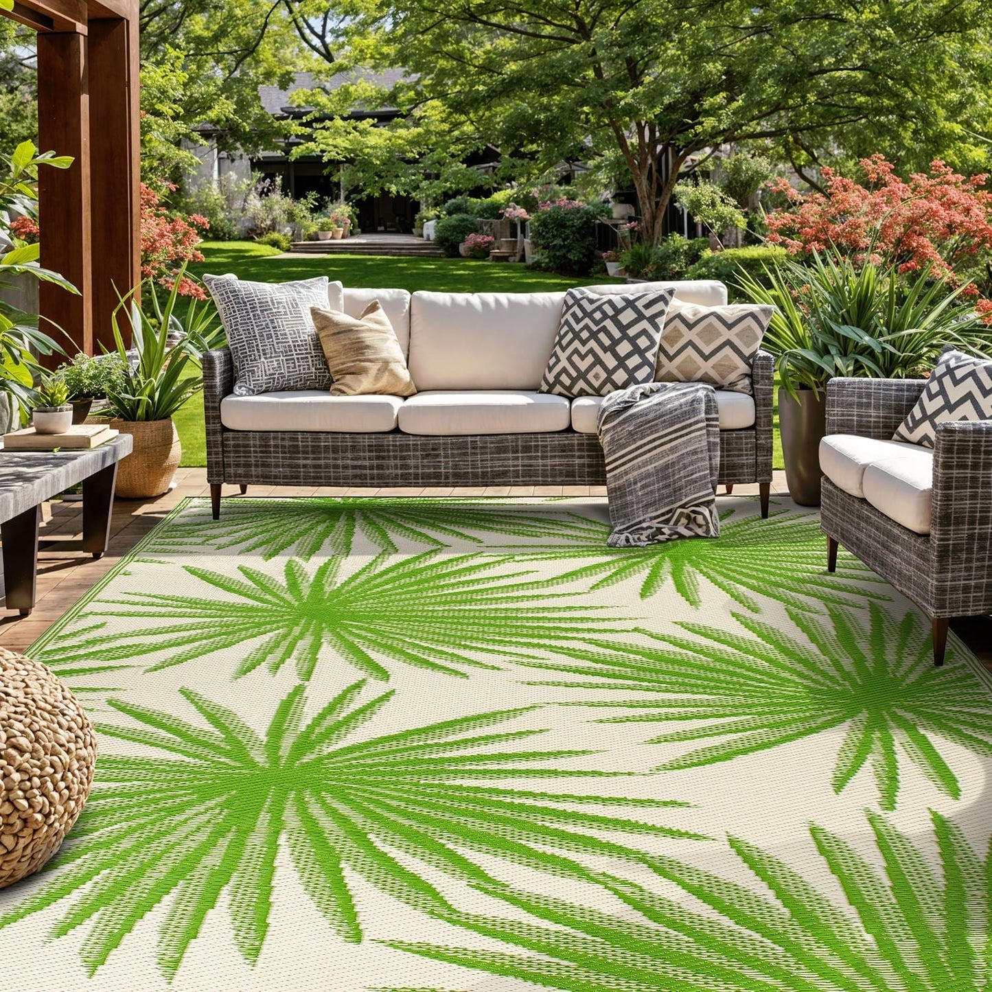 Tapis d'extérieur réversibles en plastique recyclé à motifs floraux tropicaux de la World Rug Gallery