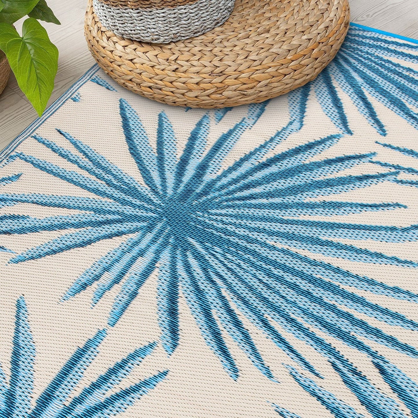 Tapis d'extérieur réversibles en plastique recyclé à motifs floraux tropicaux de la World Rug Gallery