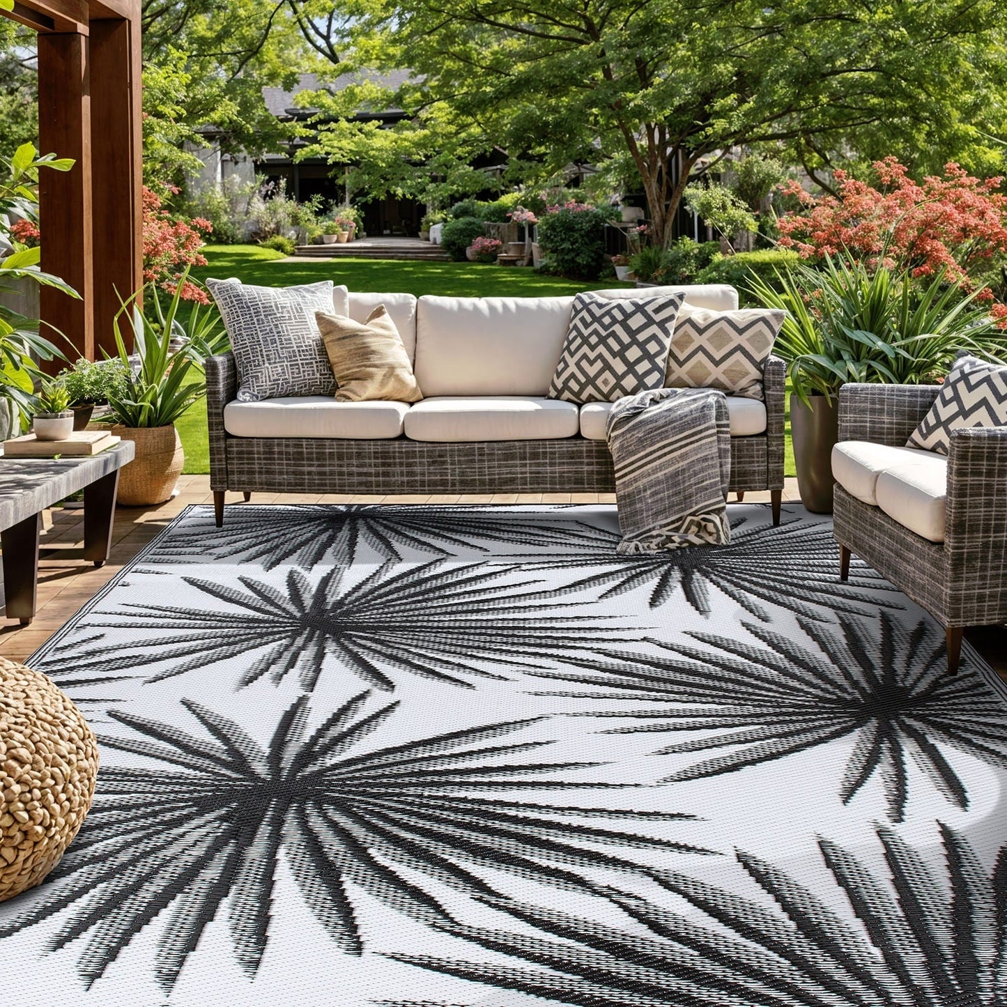 Tapis d'extérieur réversibles en plastique recyclé à motifs floraux tropicaux de la World Rug Gallery