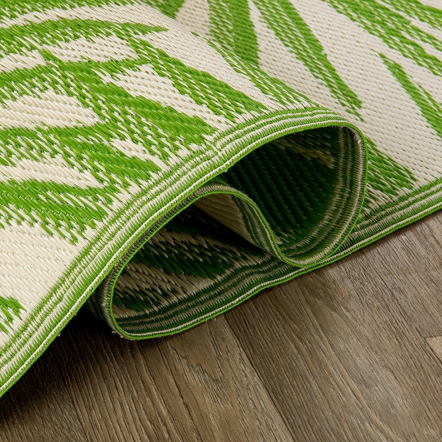 Tapis d'extérieur réversibles en plastique recyclé à motifs floraux tropicaux de la World Rug Gallery